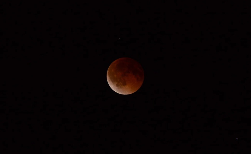 Lua de sangue: eclipse lunar total ocorre neste domingo