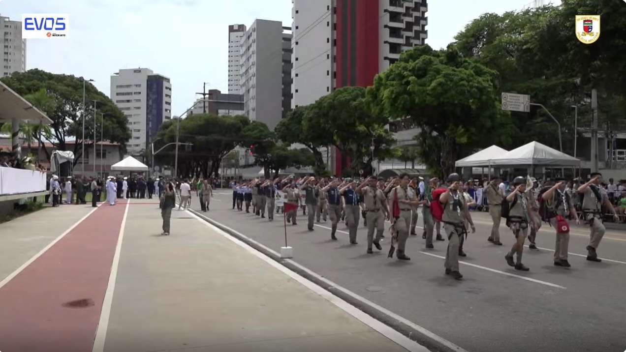 Mesmo com chuva, público comparece ao desfile de 7 de setembro em Natal; assista AO VIVO