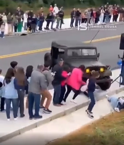 VÍDEO: Jeep desgovernado atropela duas pessoas em desfile de 7 de setembro em SC