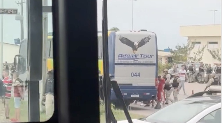 Torcedores do Santa Cruz denunciam retenção de ônibus na divisa entre PB e RN