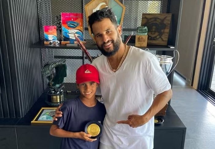 “Talento nato”, surfista de 12 anos é novo pupilo de olheiro que descobriu Italo Ferreira