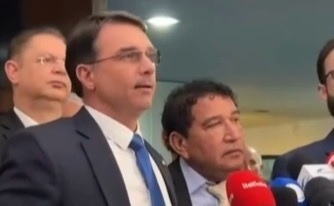 Flávio Bolsonaro denuncia fraude processual e quer suspensão de julgamento no STF