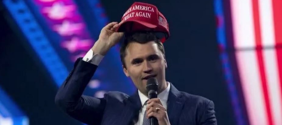 Influenciador trumpista Charlie Kirk morre após ser baleado em evento nos EUA