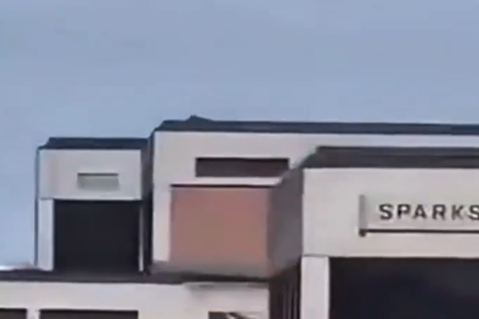 Vídeos mostram atirador em telhado antes de matar influencer trumpista nos EUA; ASSISTA