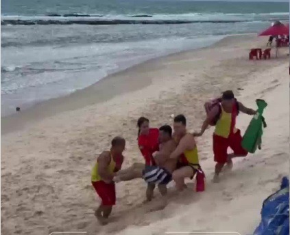 VÍDEO: Tentativa de salvamento quase termina em tragédia na Praia do Meio