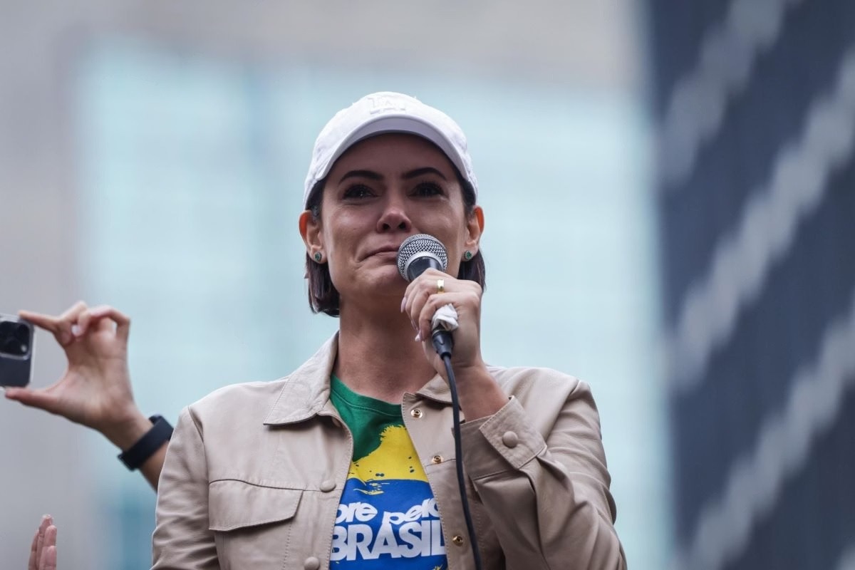 “Você já fez história”, diz Michelle sobre Bolsonaro após condenação