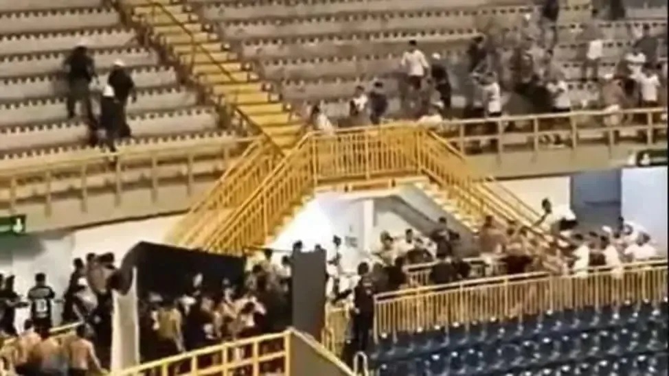 VÍDEO: Briga entre torcedores de Ceará e Fortaleza suspende clássico de futsal no Campeonato Cearense