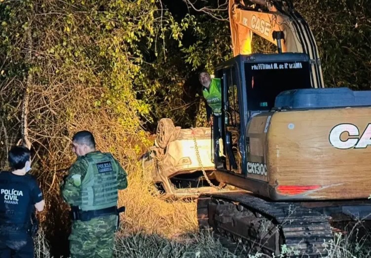 Polícia encontra carro de homens desaparecidos há um mês no PR; veículo estava enterrado com marcas de sangue e tiros