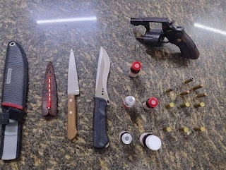 Homem invade casa, dispara tiros e é preso após reagir contra policiais na Zona Norte de Natal