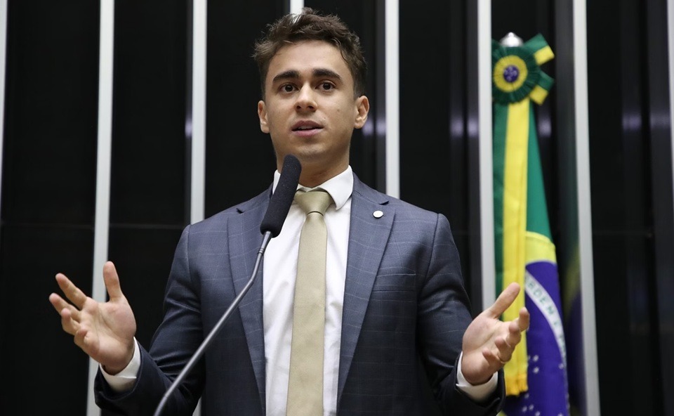Nikolas Ferreira ironiza Júnior Lima sobre anistia em festival