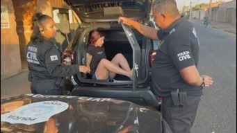 Jovem é presa por criar rede de fofoca e cobrar para apagar: 'Tem que pagar'