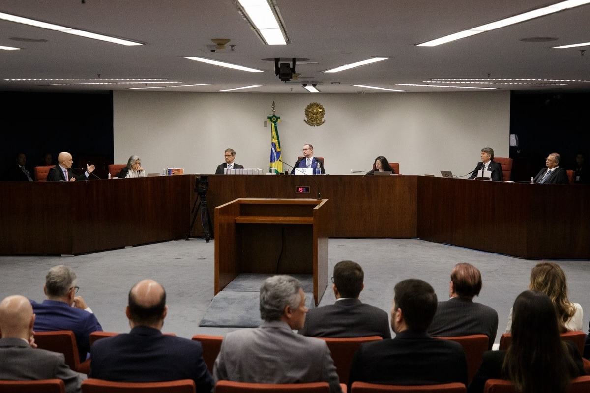 STF quer julgar Eduardo e Jair Bolsonaro por coação em breve