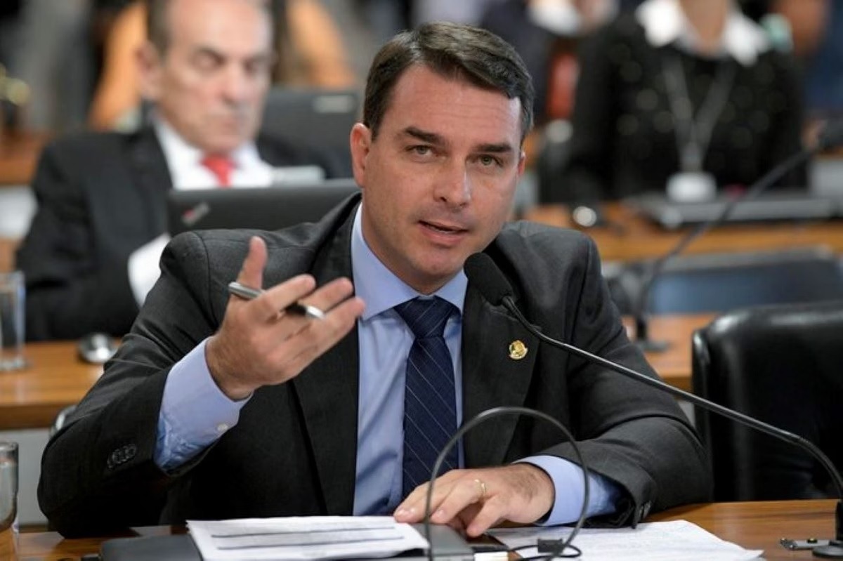 Flávio Bolsonaro diz que não aceitará versão “meia-bomba” de anistia
