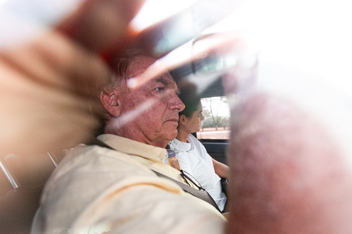 Bolsonaro passará a noite no hospital após atendimento de emergência