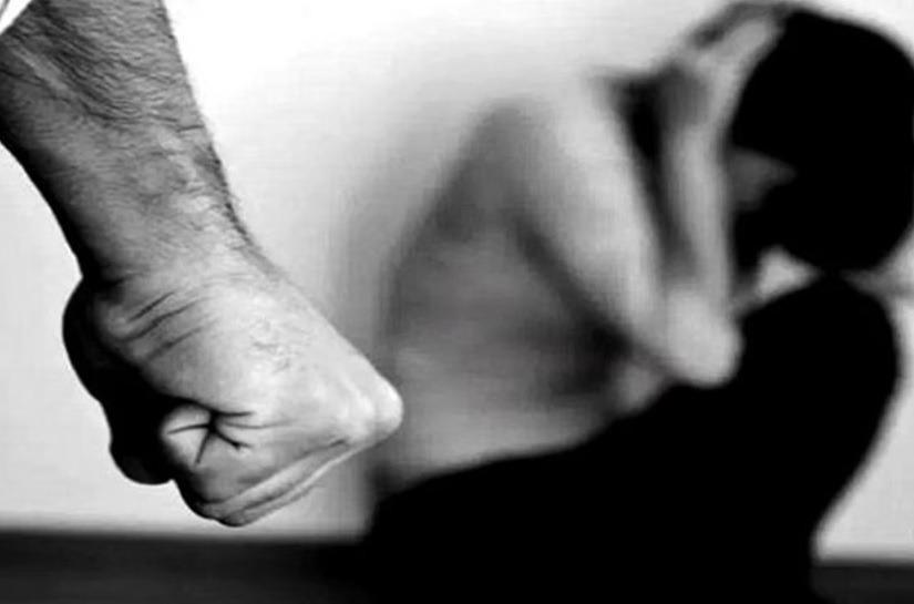 Mesmo sujo de sangue marido nega ter agredido companheira, mas é preso