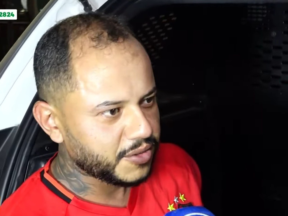 [VÍDEO] Após ser preso, homem diz que facção é quem comanda e debocha: 'daqui a pouco estou na rua'