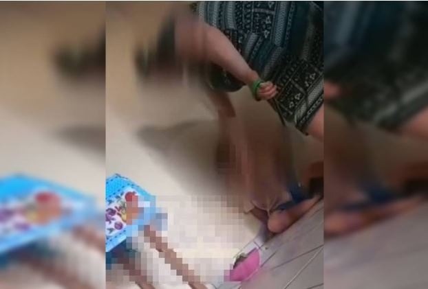 [VÍDEO] Neto chora ao ser obrigado por avó a comer em tigela de cão