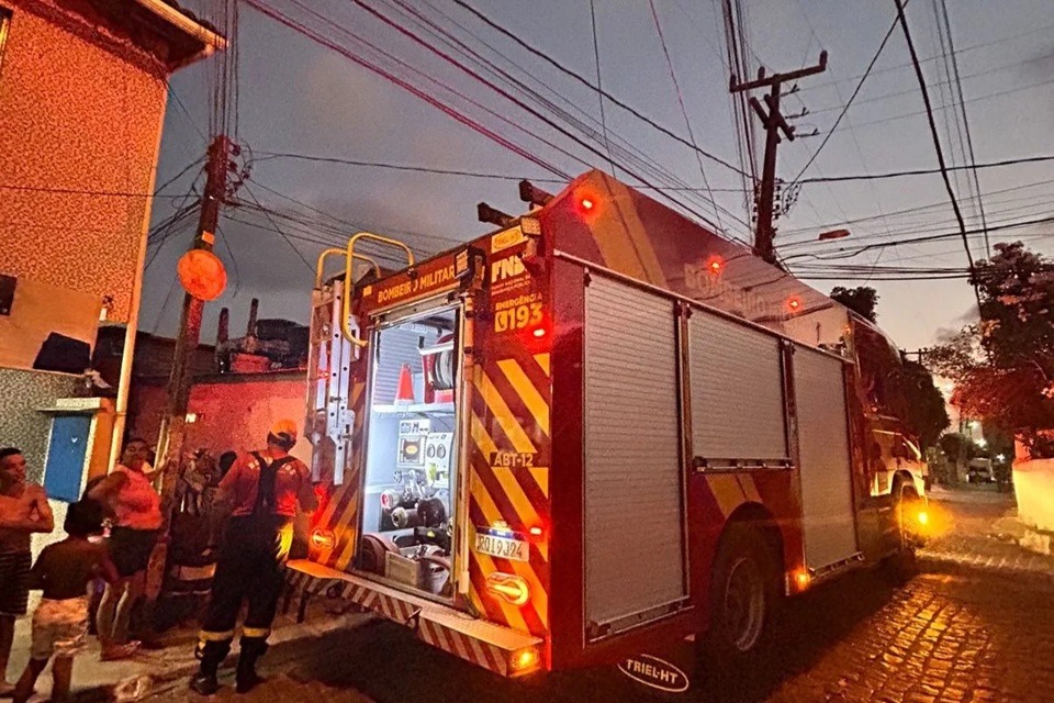 Bombeiros combatem incêndio no Centro de Macaíba