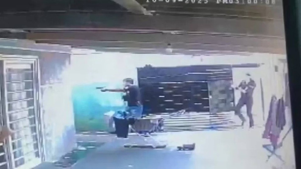 Mulher foge após 22 anos em cárcere privado e 3 filhos com o padrasto