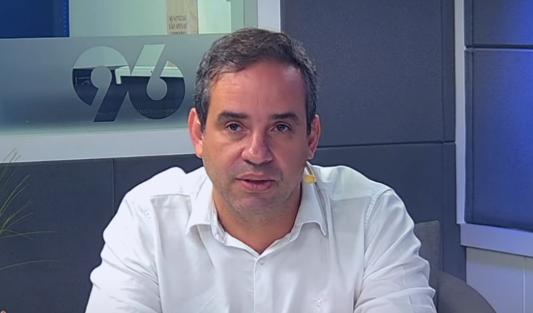 Pré-candidato do PT ao governo não vê 'caos' na saúde : "problema é de desabastecimento"