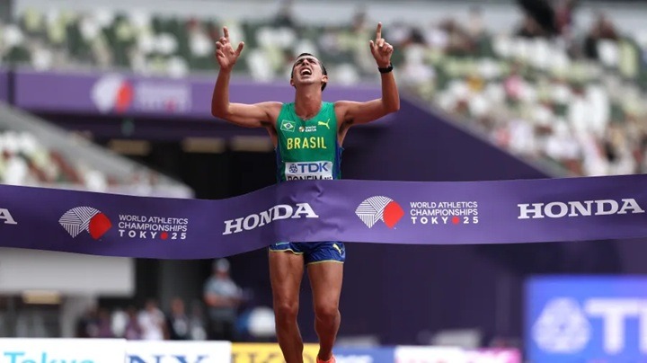 Caio Bonfim triunfa em Tóquio e se torna campeão mundial da marcha de 20 km