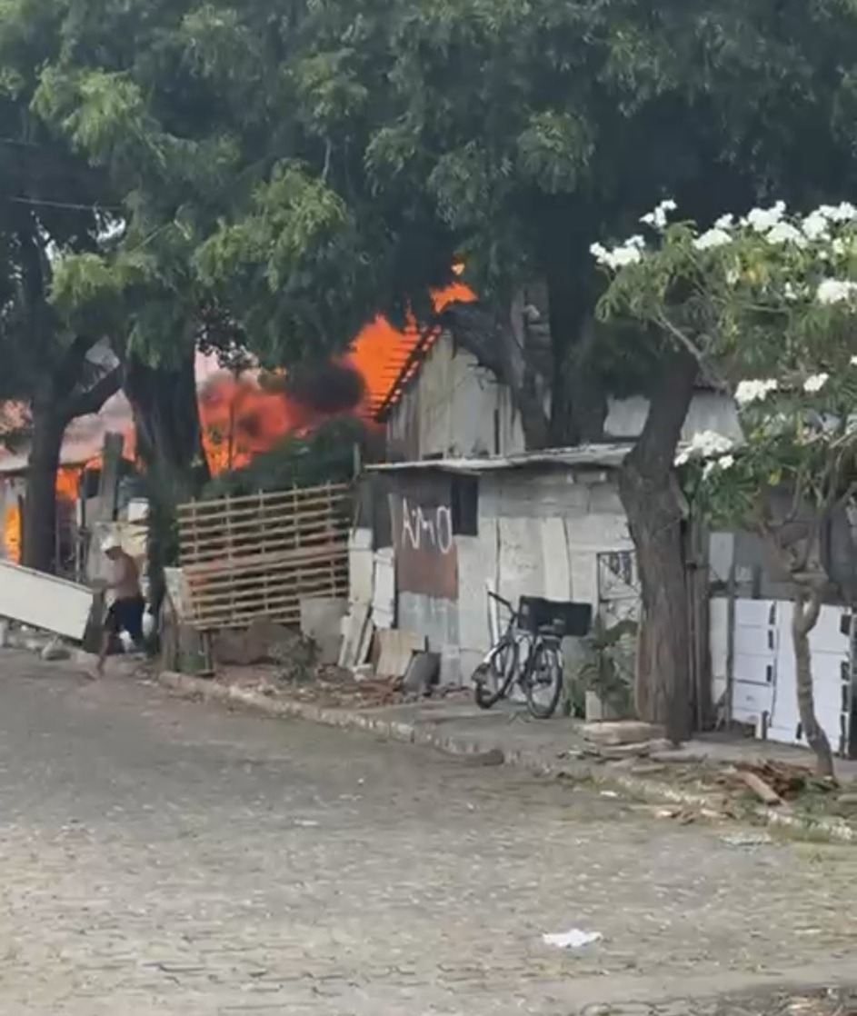 VÍDEO: Incêndio destrói moradias em Cidade da Esperança; moradores tentaram salvar pertences