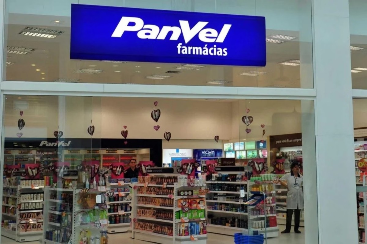 Rede de farmácias é condenada por não oferecer cadeiras para funcionários