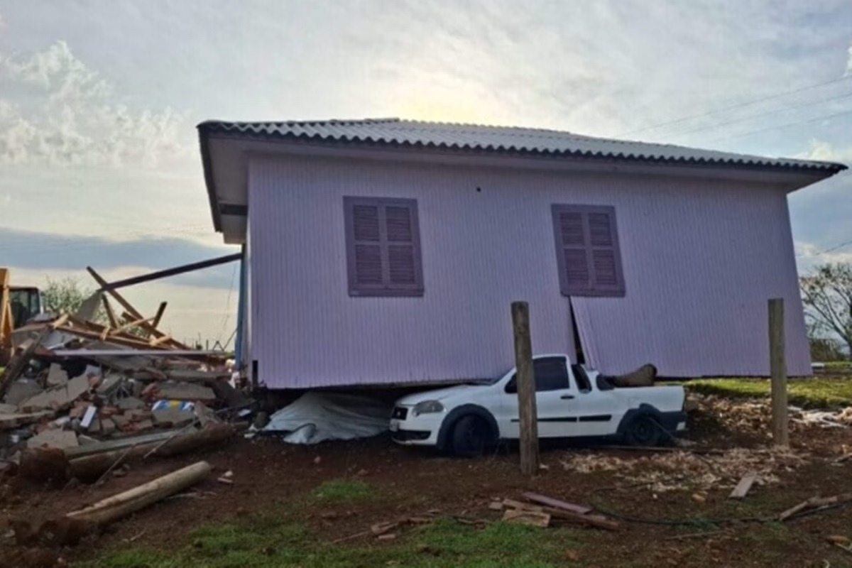 Casa vai parar em cima de carro durante temporal com granizo