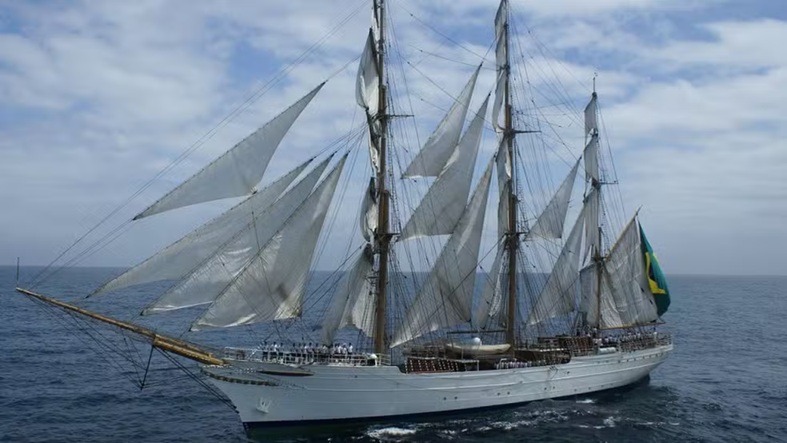 VÍDEO: Público faz longa fila para visitar o “navio mais bonito da Marinha” em Natal