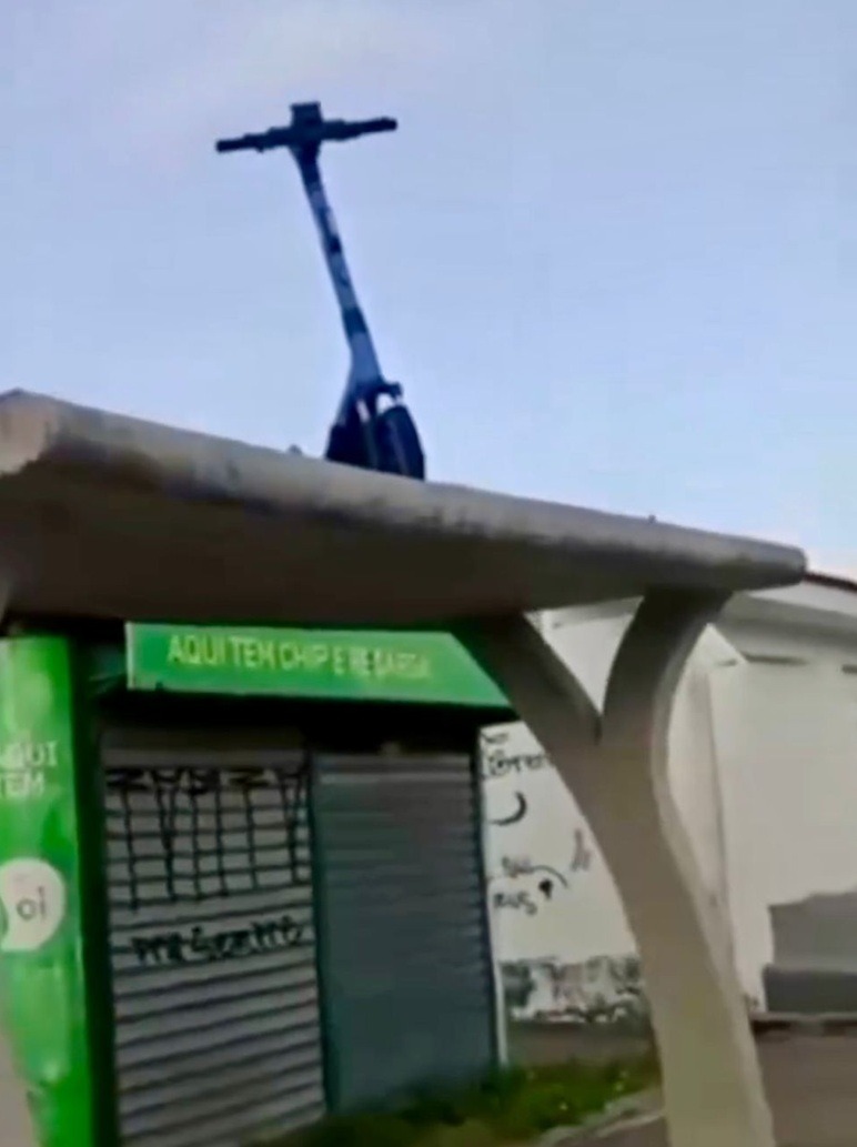 VÍDEO: Patinete elétrico amanhece em cima de parada de ônibus em Nova Descoberta