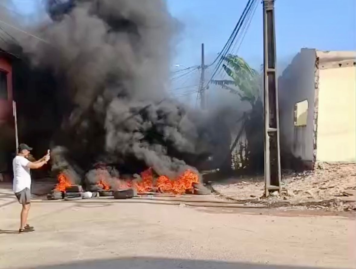 Moradores bloqueiam via em protesto contra demolições na Zona Norte de Natal