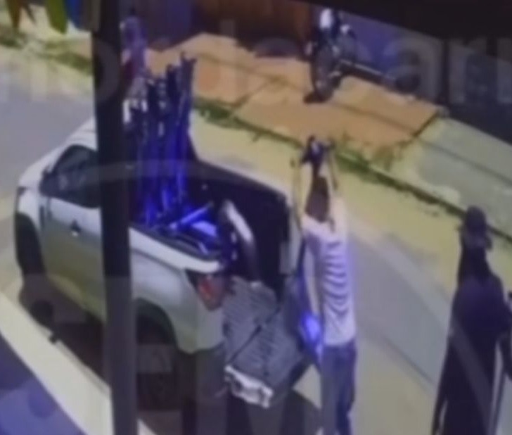 [VÍDEO] Empresa JET recolhe patinetes retidos irregularmente em casa de jovem na Zona Norte de Natal