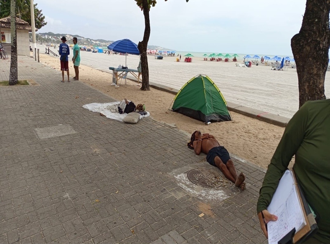 Semurb remove barracas de camping irregulares em Ponta Negra