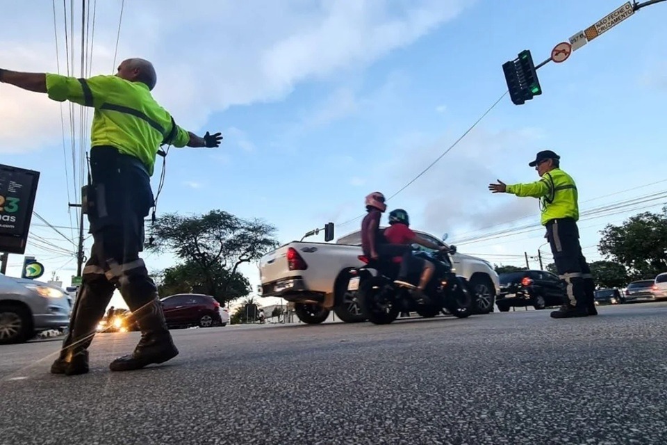 Obras da Caern interditam Avenida Erivan França, em Ponta Negra