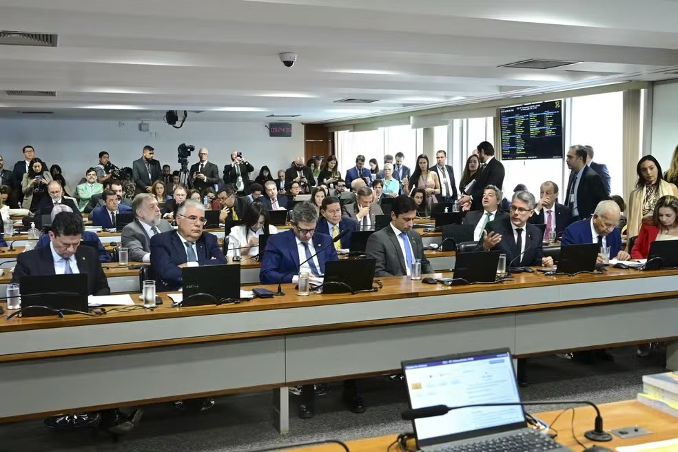 Por unanimidade, CCJ do Senado rejeita PEC da Blindagem