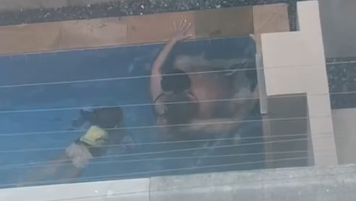 Casal viraliza fazendo sexo dentro de piscina na frente de criança