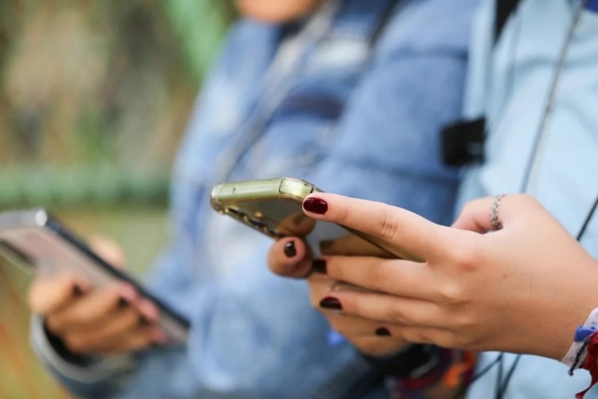 Alunos focam mais sem celular, mas ficam ansiosos, diz pesquisa
