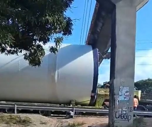 [VÍDEO] Carreta que transporta parte de torre eólica não consegue passar por baixo de passarela em Macaíba