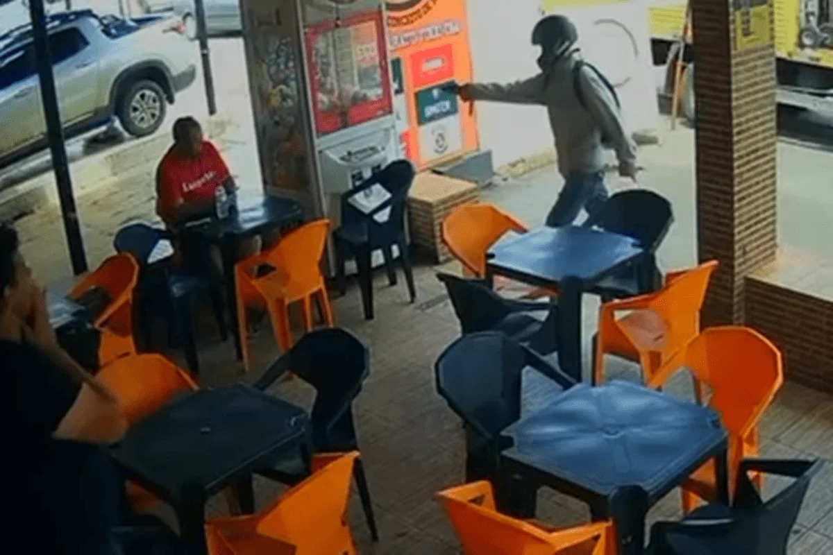 [VÍDEO] Imagem mostra execução de dono de bar em praça