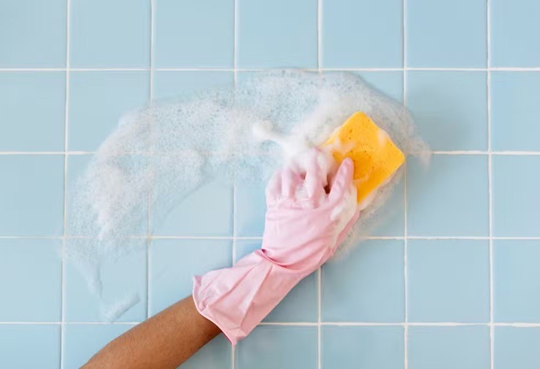 5 erros que você comete ao limpar os azulejos do banheiro e como evitá-los