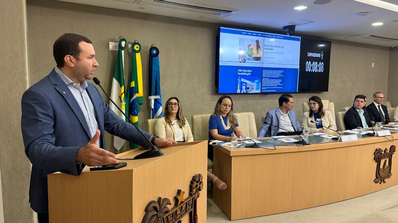 Prefeito Emídio Jr. destaca rede de apoio de Macaíba em conferência sobre cuidados para pessoas neurodivergentes