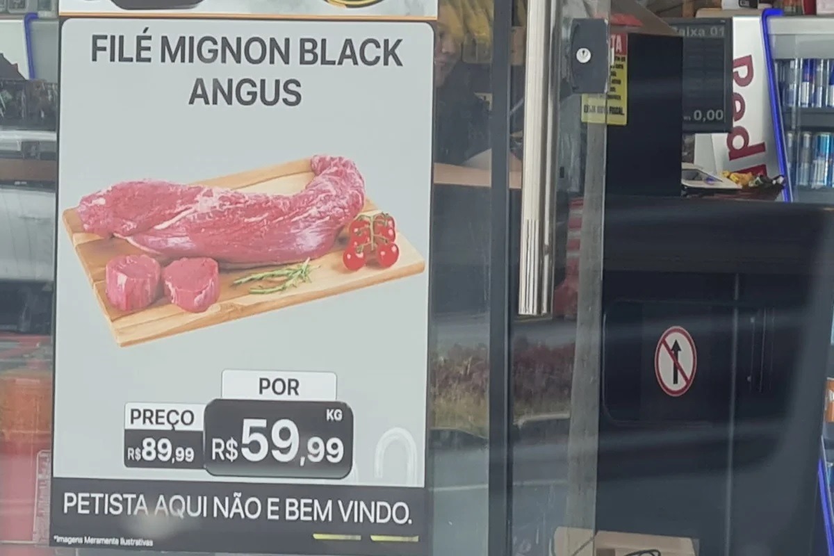 Cartaz na porta de frigorífico avisa que petista não é bem-vindo