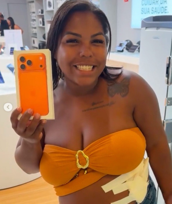 VÍDEO: Mulher afirma que comprou novo Iphone 17 com dinheiro do Bolsa Família e gera polêmica