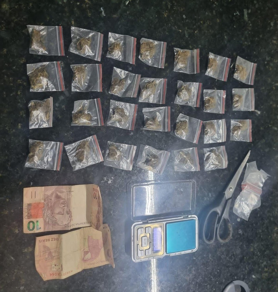 Mulher é presa por tráfico de drogas durante operação policial em Ponta Negra