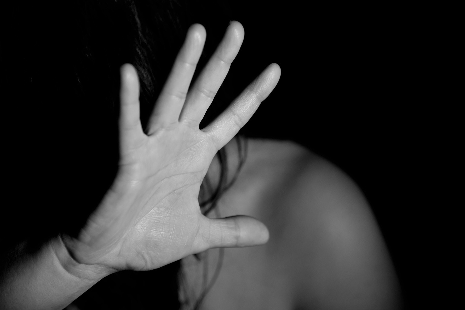 Homem invade casa, anuncia assalto e tenta estuprar mulher grávida no RN