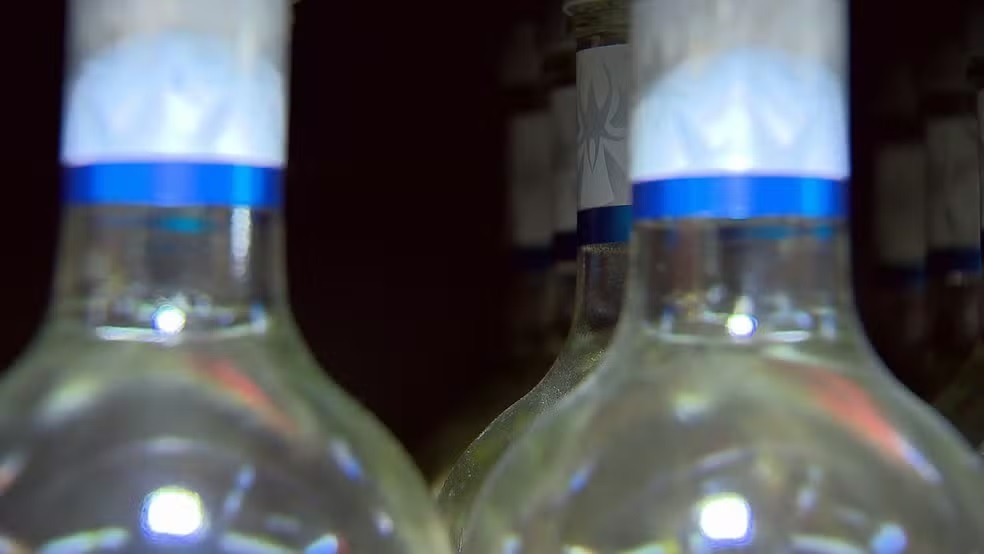 Intoxicação por metanol em bebida deixa um jovem cego e outro em coma