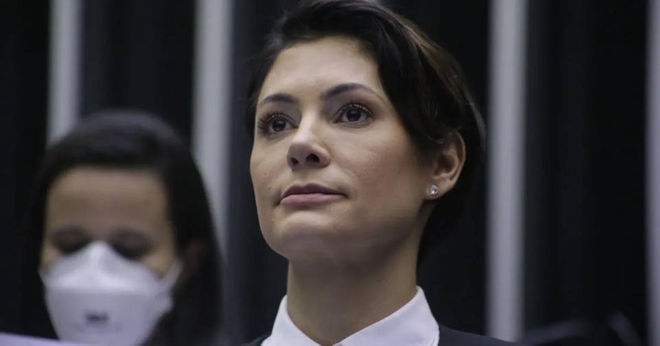 Michelle diz que soluços de Bolsonaro deram "trégua": "Meu amor está bem"