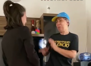 [VÍDEO] Afilhada abre mão do próprio cabelo, confeciona peruca e surpreende madrinha com câncer