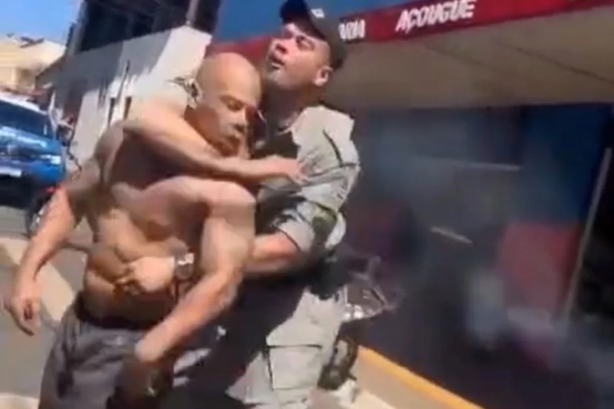 [VÍDEO] Homem tenta pagar de machão e leva mata-leão de policiais militares