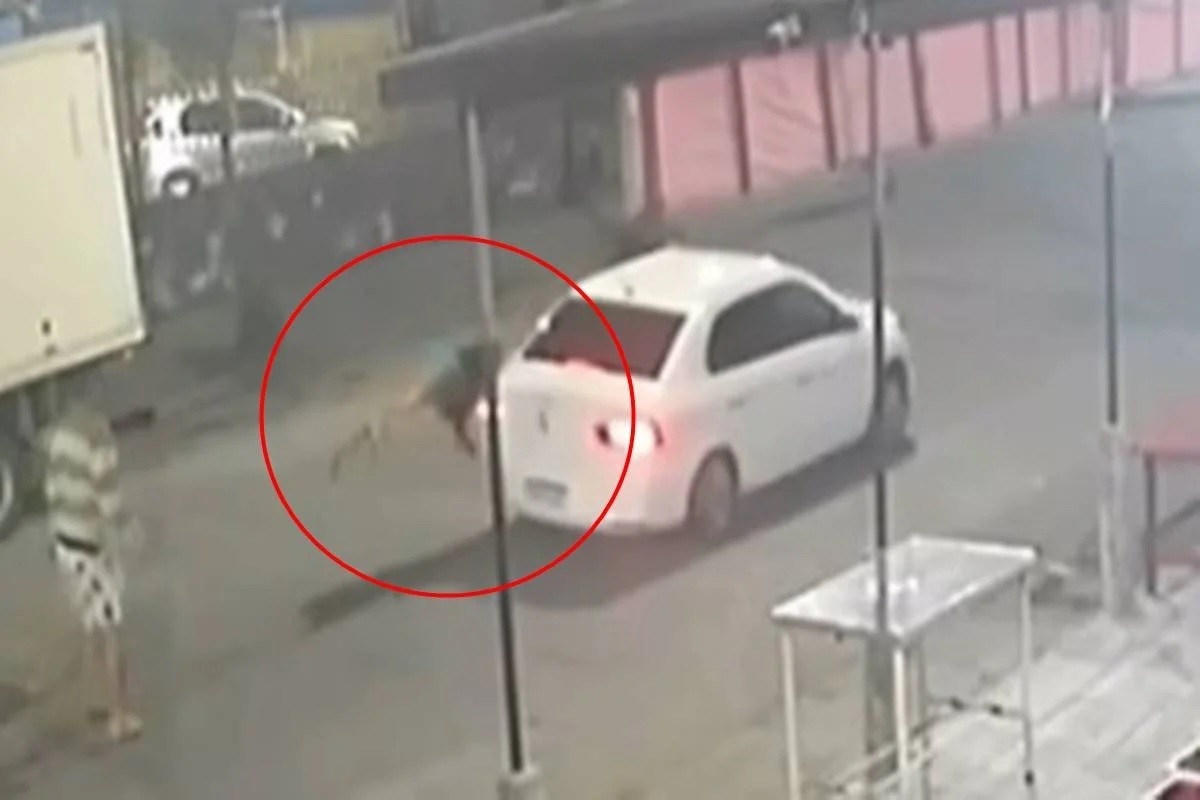 [VÍDEO] Motorista de app atropela mulher e arrasta homem por 300 metros